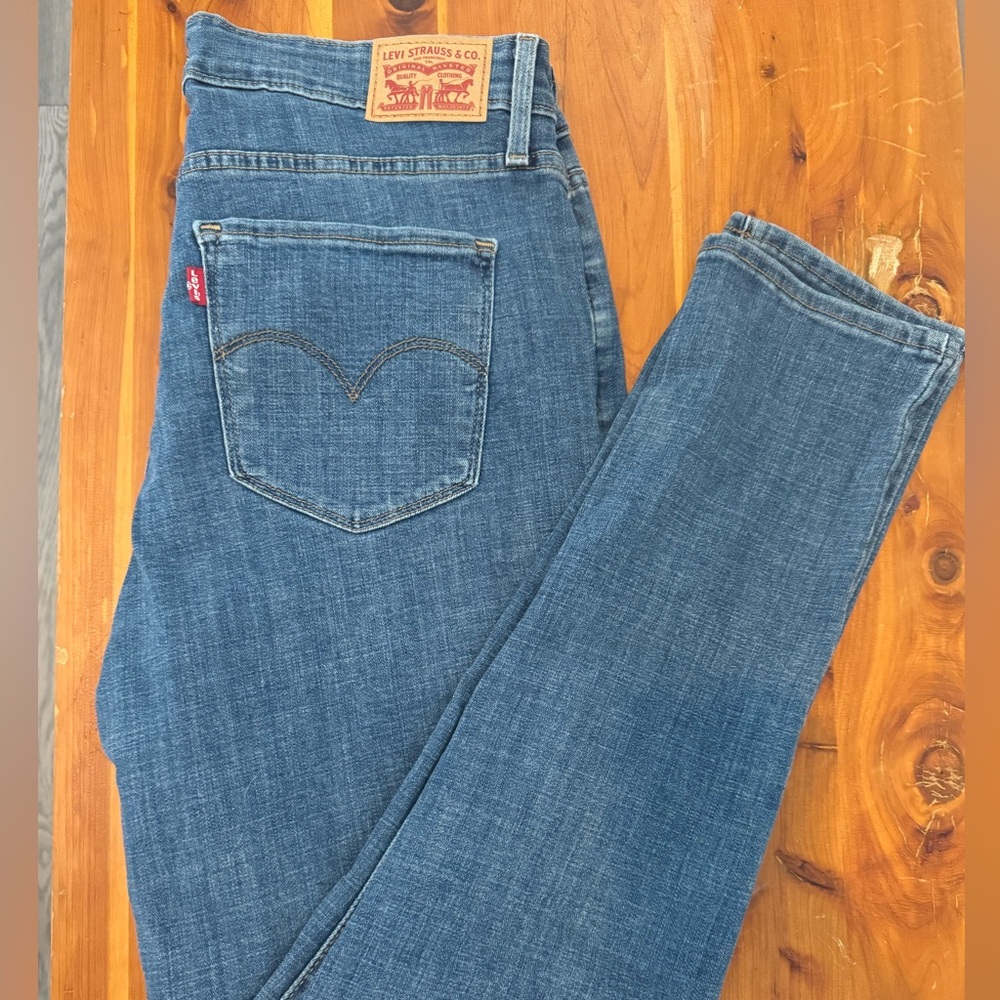 Size 10 high rise Levi’s